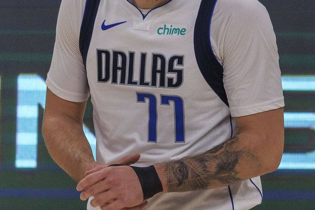 Vídeo: Um bocadinho ilegal, mas é incrível o passe de Doncic para alley-oop