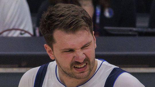 Vídeo: Um bocadinho ilegal, mas é incrível o passe de Doncic para alley-oop