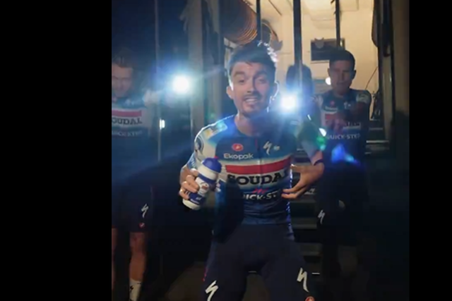 É um strip? Um casting de talentos? Não, é a apresentação do equipamento