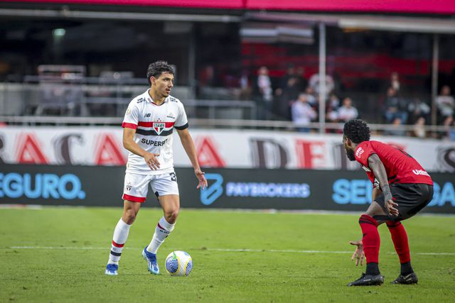 João Moreira assinou pelo FC Porto e chega cedido pelo São Paulo