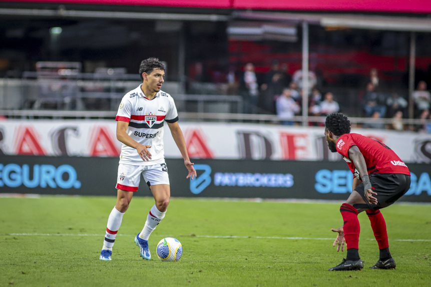 João Moreira assinou pelo FC Porto e chega cedido pelo São Paulo