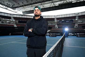 Kyrgios está de volta e ataca Sinner: «Quem foi agarrado não pode agir como vitima»