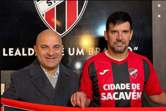 Formou-se no Benfica, foi internacional jovem e é reforço sonante na distrital de Lisboa