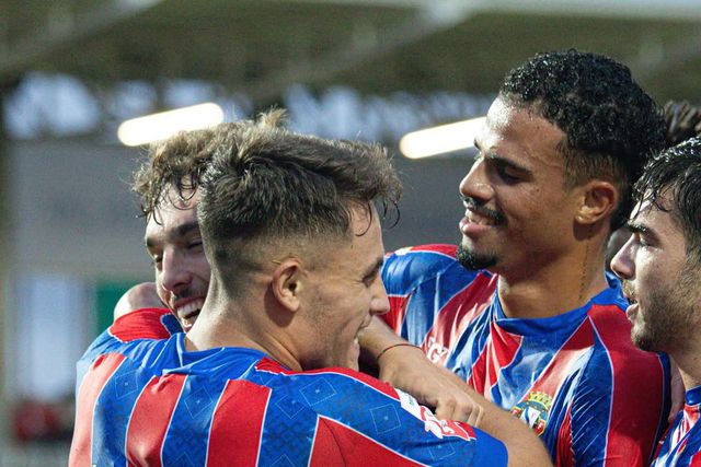 Bis de Carlos Eduardo dá a primeira vitória em Felgueiras e emociona o treinador