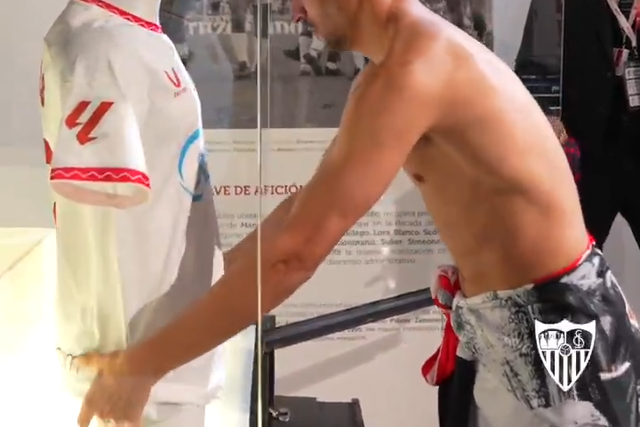 Navas ofereceu ao Sevilha última camisola e braçadeira de capitão