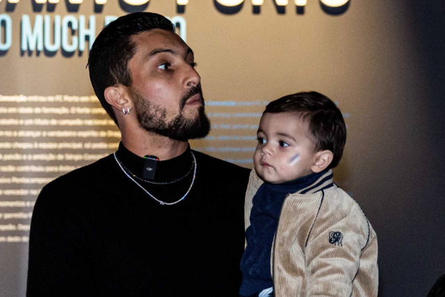 Alex Telles com o filho no Estádio do Dragão - Foto: FC Porto/X