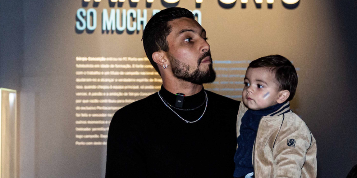 Alex Telles com o filho no Estádio do Dragão - Foto: FC Porto/X