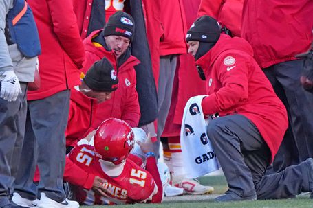 Patrick Mahomes assistido após lesão frente aos Chargers