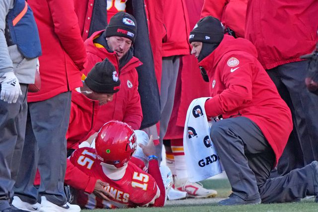 Patrick Mahomes assistido após lesão frente aos Chargers