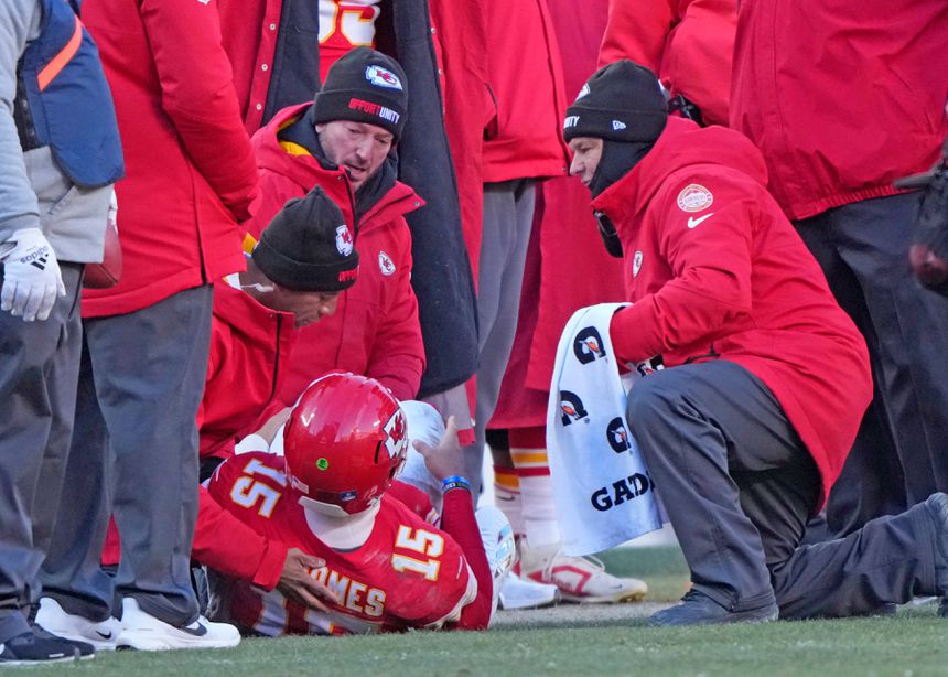 Patrick Mahomes assistido após lesão frente aos Chargers