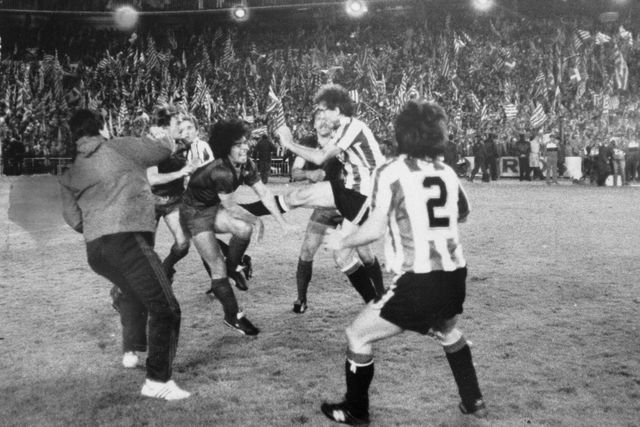 Maradona esteve envolvido em cenas menos bonitas na final da Taça do Rei, em 1984, diante do Athletic Bilbao - Foto: IMAGO