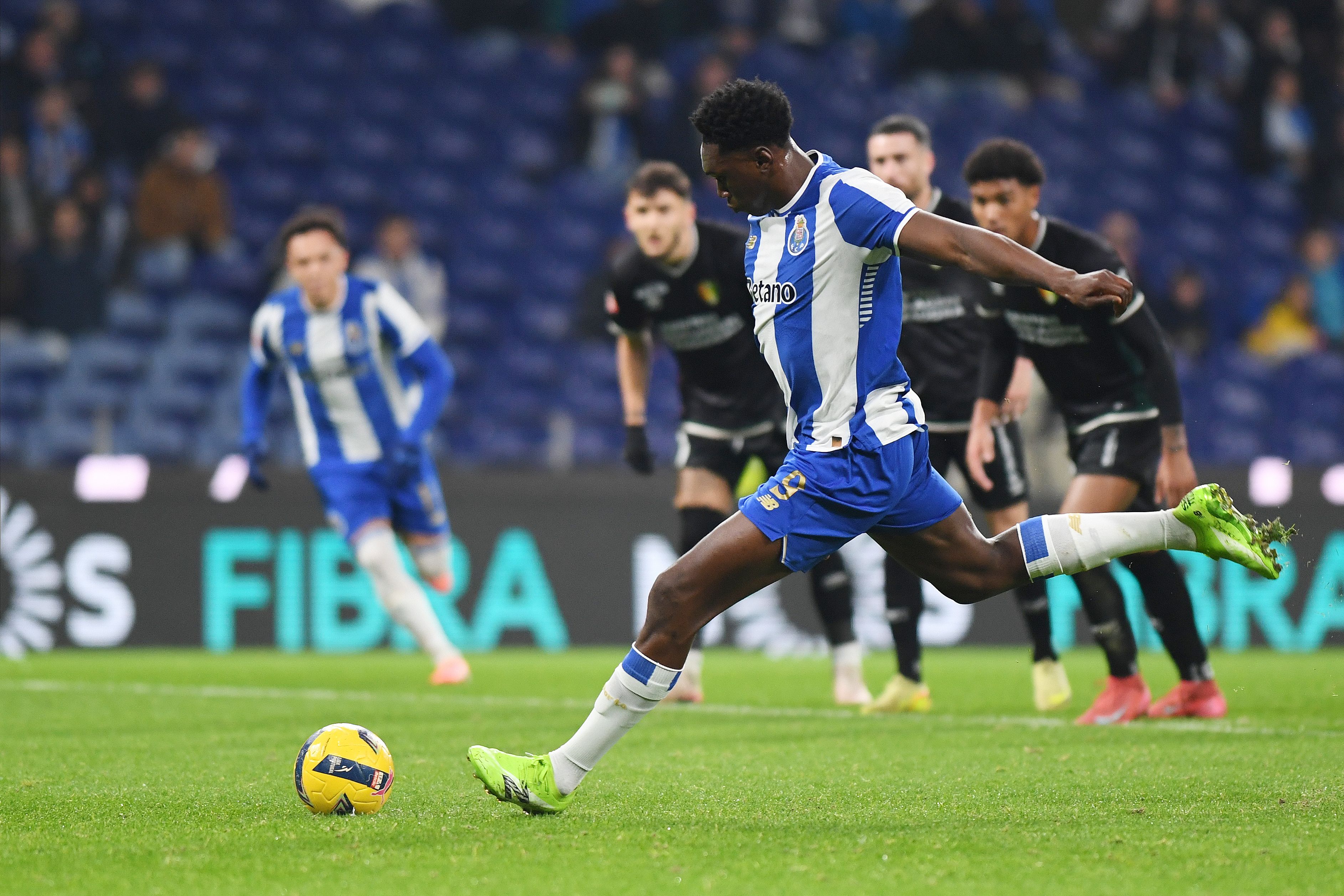 Samu marca de grande penalidade o primeiro golo do FC Porto ao Estrela da Amadora. 3-1 foi o resultado final - Foto: ROGÉRIO FERREIRA/KAPTA+