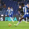 Samu marca de grande penalidade o primeiro golo do FC Porto ao Estrela da Amadora - Foto: ROGÉRIO FERREIRA/KAPTA+