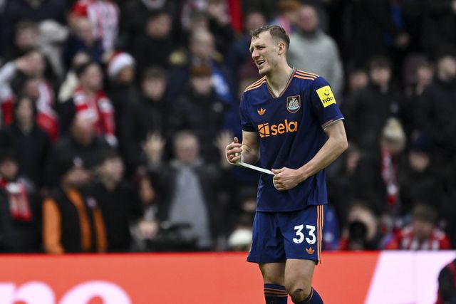 Dan Burn em dificuldades a sair pelo próprio pé de campo aos 42'