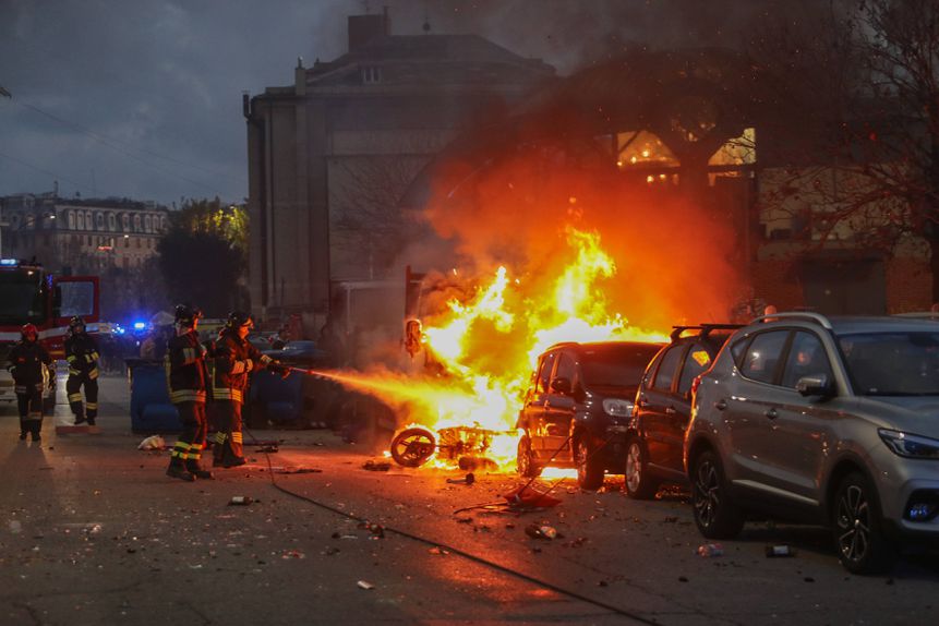 Imediações do estádio Luigi Ferraris, em Génova pareciam palco de guerra após confrontos entre claques e polícia antes do Génova-Inter - Foto: Imago