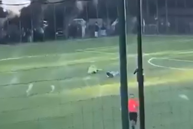 Jogadores dos sub-18 do Bastia caídos no relvado após incidente