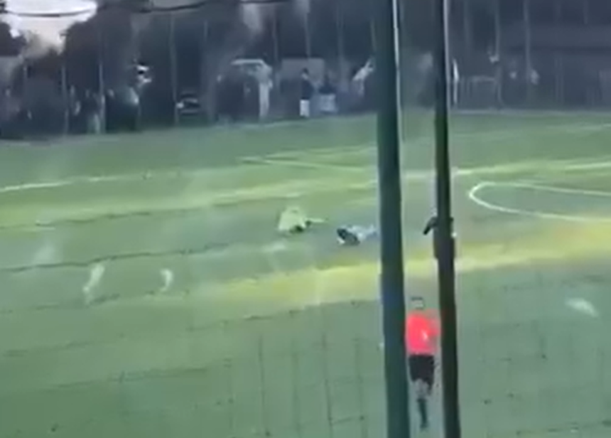 Jogadores dos sub-18 do Bastia caídos no relvado após incidente