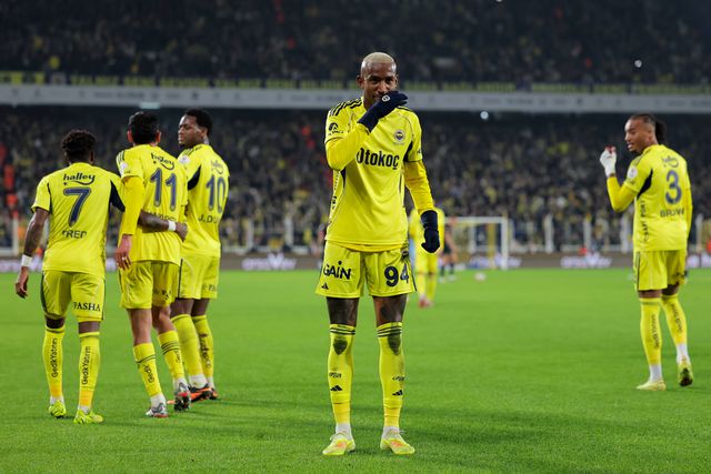 Talisca fez mais um golaço pelo Fenerbahçe, depois de marcar de penálti