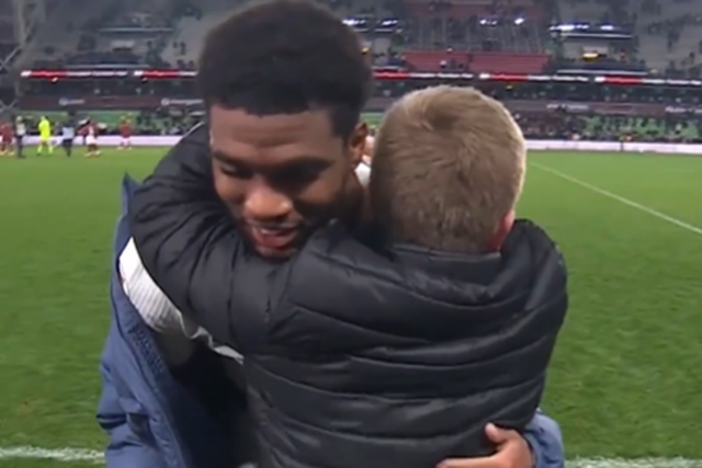 Mbaye deu a camisola a um jovem fã, que o abraçou, emocionado