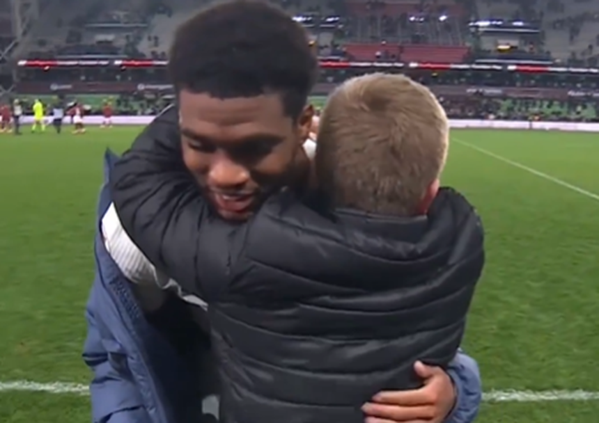 Mbaye deu a camisola a um jovem fã, que o abraçou, emocionado