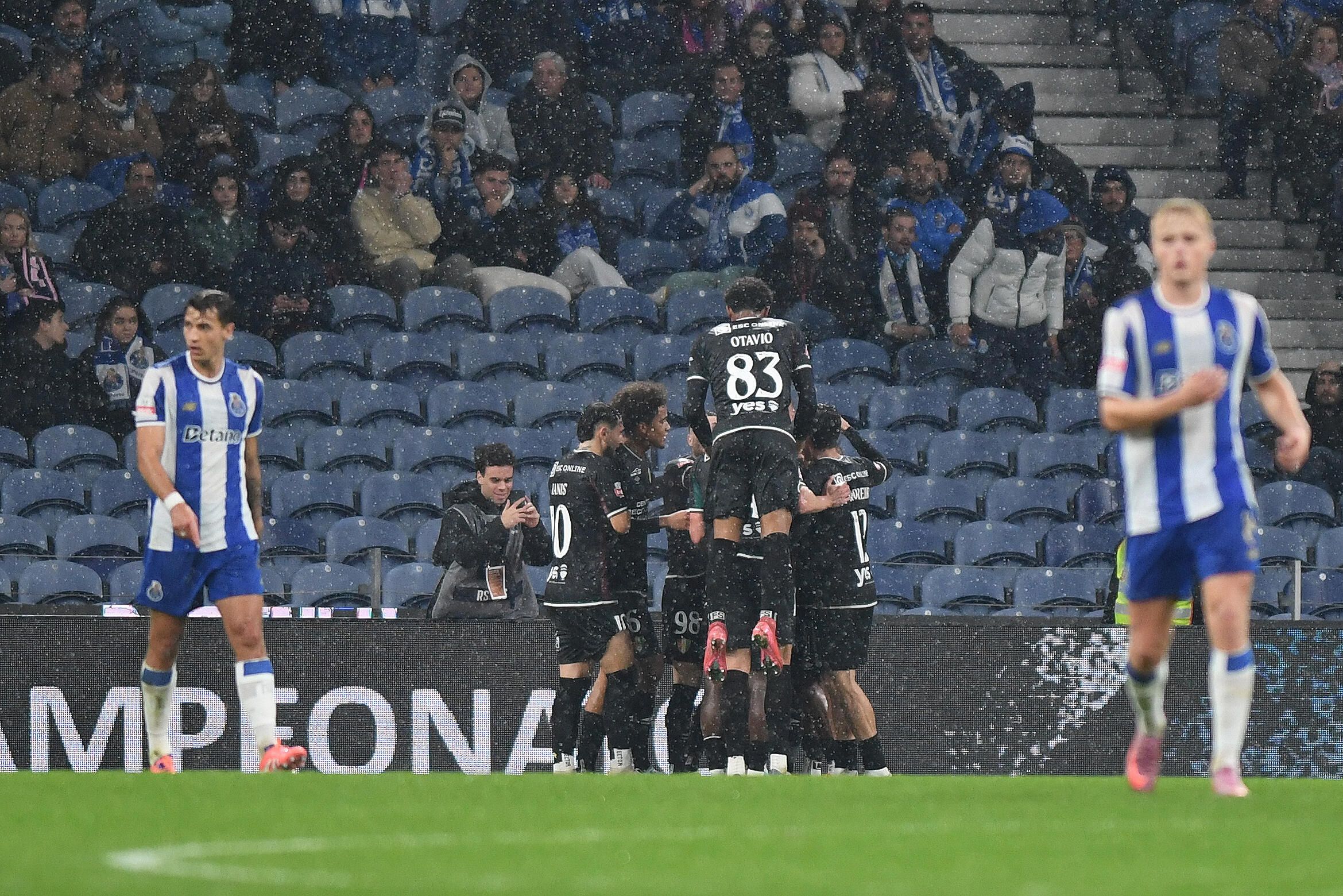 Festejos no golo do Estrela (Foto: Rogério Ferreira/Kapta+)