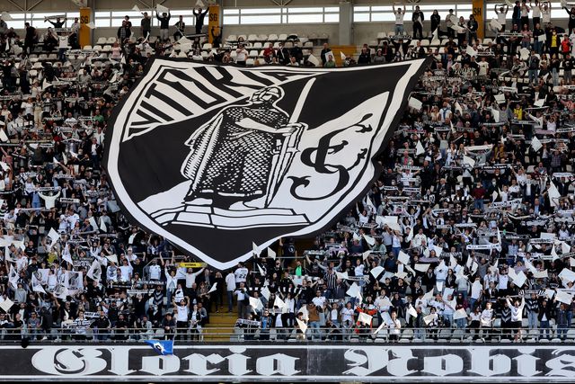 Adeptos vimaranenses vivem o Vitória de uma forma única — Foto: Eduardo Oliveira