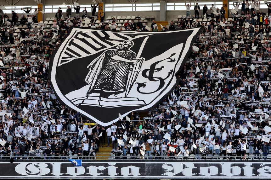 Adeptos vimaranenses vivem o Vitória de uma forma única — Foto: Eduardo Oliveira