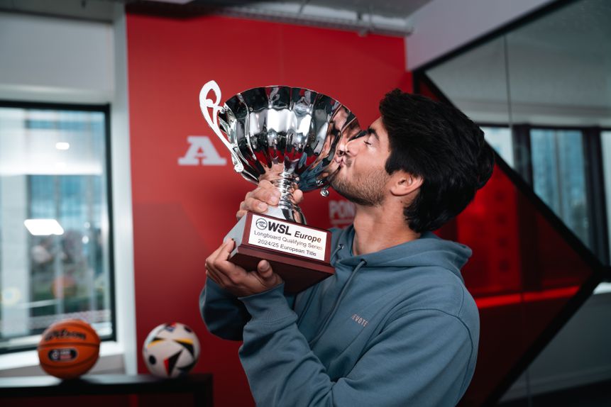 António Dantas com o troféu conquistado na Galiza. Foto Miguel Nunes