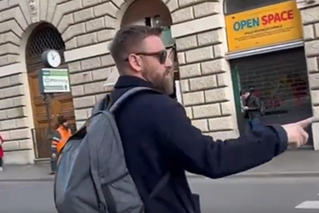 Óculos de sol e mochila às costas: lá vai o sucessor de Mourinho na passadeira (vídeo)