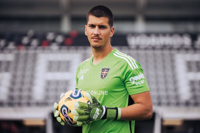 O guarda-redes Daniel Azevedo posa para a fotografia no momento da sua apresentação oficial pelo Casa Pia - Foto: Casa Pia AC