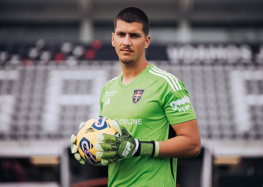 O guarda-redes Daniel Azevedo posa para a fotografia no momento da sua apresentação oficial pelo Casa Pia - Foto: Casa Pia AC