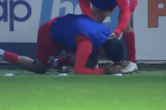 VÍDEO: Jogo de Sá Pinto suspenso depois de jogador ser atingido por petardo