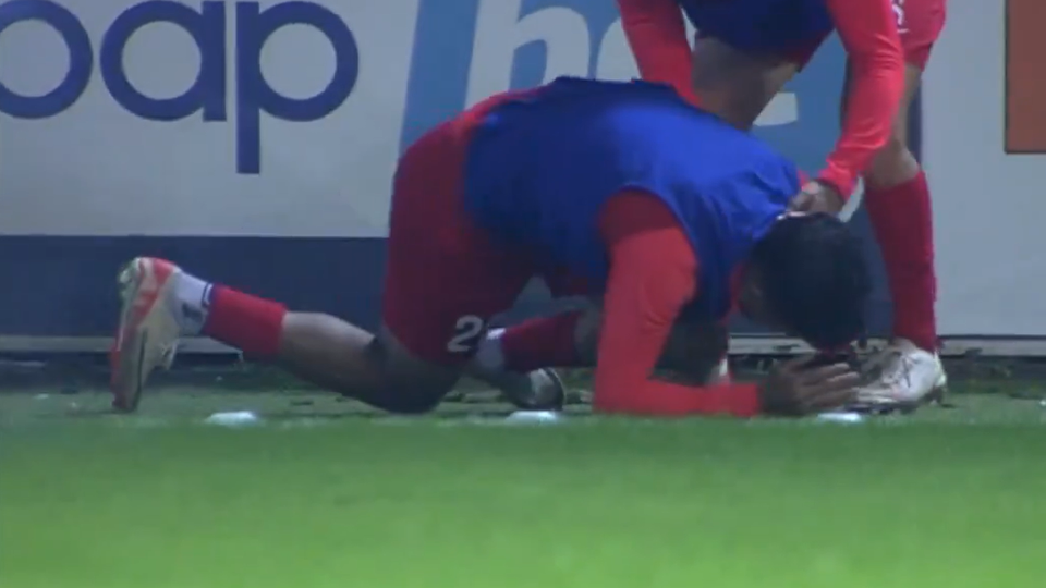VÍDEO: Jogo de Sá Pinto suspenso depois de jogador ser atingido por petardo