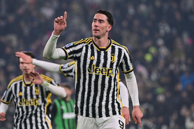 Vlahovic brilha e Juventus continua a perseguição ao Inter