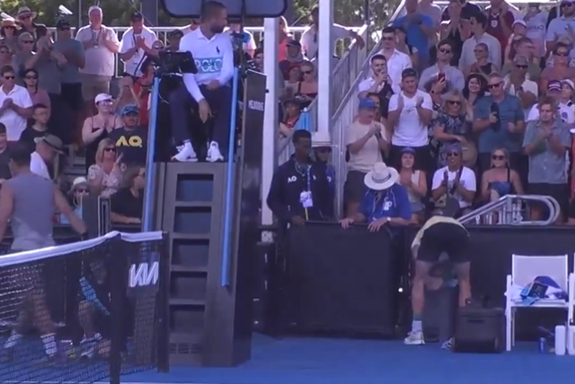 Ténis: vence 'maratona', cumprimenta rival à rede e... corre para caixote do lixo