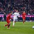 Raphael Guerreiro e Kramaric num lance no encontro entre Bayern e Hoffenheim