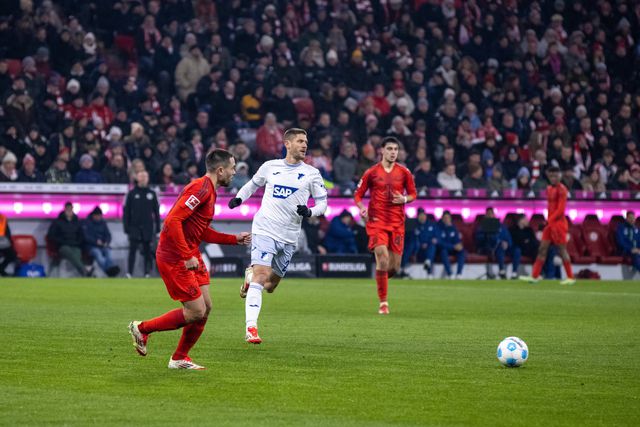 Raphael Guerreiro e Kramaric num lance no encontro entre Bayern e Hoffenheim