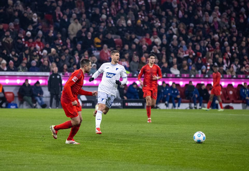 Raphael Guerreiro e Kramaric num lance no encontro entre Bayern e Hoffenheim