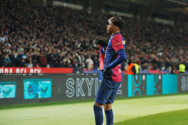 Lamine Yamal festeja diante do Betis