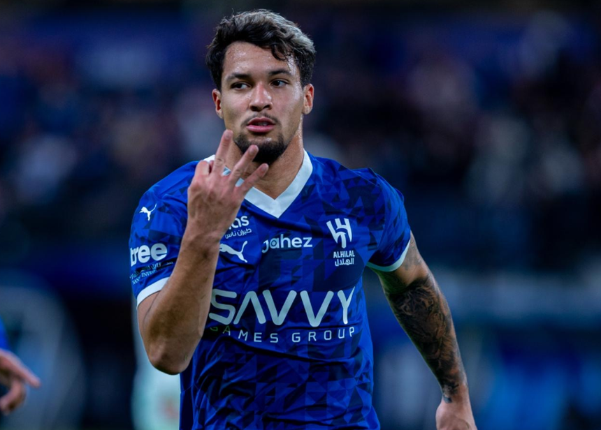 Marcos Leonardo a mostrar o número com os dedos, o número de golos que marcou no encontro