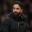 Ruben Amorim em Old Trafford, olhando para os adeptos