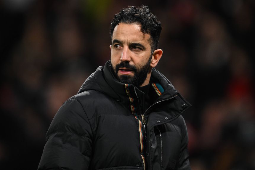 Ruben Amorim em Old Trafford, olhando para os adeptos