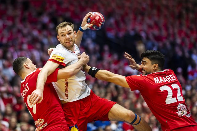 Mathias Gidsel ultrapassa dois adversários para rematar para mais um golo da Dinamarca