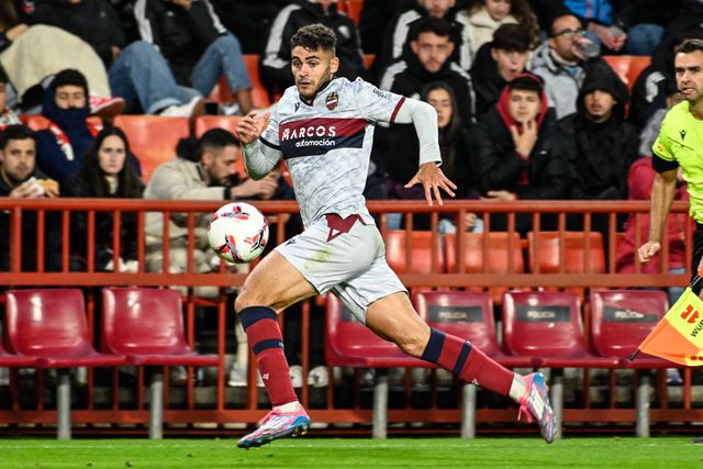 Andrés García, que está próximo de rumar a Alvalade, em ação pelo Levante