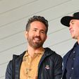 Atores Ryan Reynolds e Rob McElhenney, donos do Wrexham, à conversa