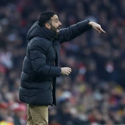 Ruben Amorim, treinador do Manchester United, dá indicações para dentro de campo