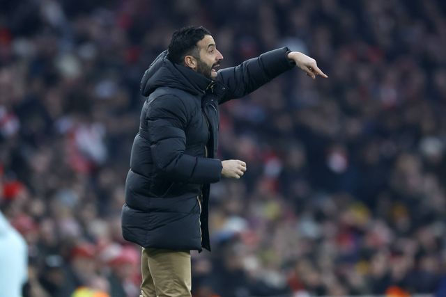 Ruben Amorim, treinador do Manchester United, dá indicações para dentro de campo