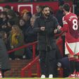Ruben Amorim a falar com Bruno Fernandes durante a segunda parte do encontro, em Old Trafford