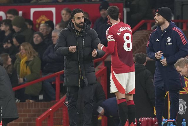 Ruben Amorim a falar com Bruno Fernandes durante a segunda parte do encontro, em Old Trafford