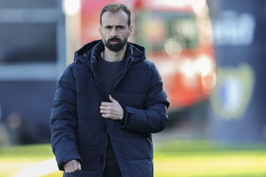 Hugo Oliveira com ar pensativo